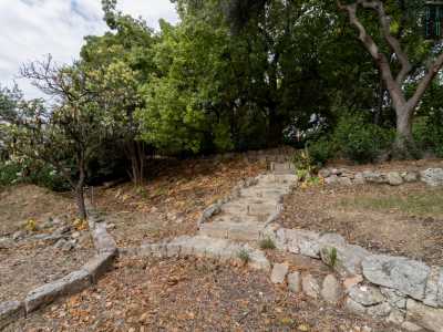 Il giardino si sviluppa su pi� livelli...